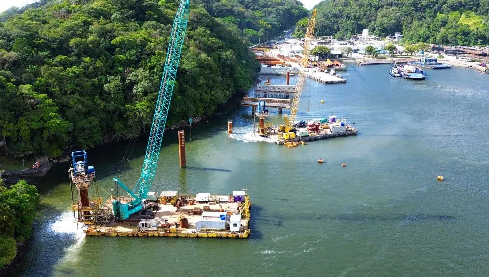 Obras da Ponte de Guaratuba, no Litoral do Paraná.