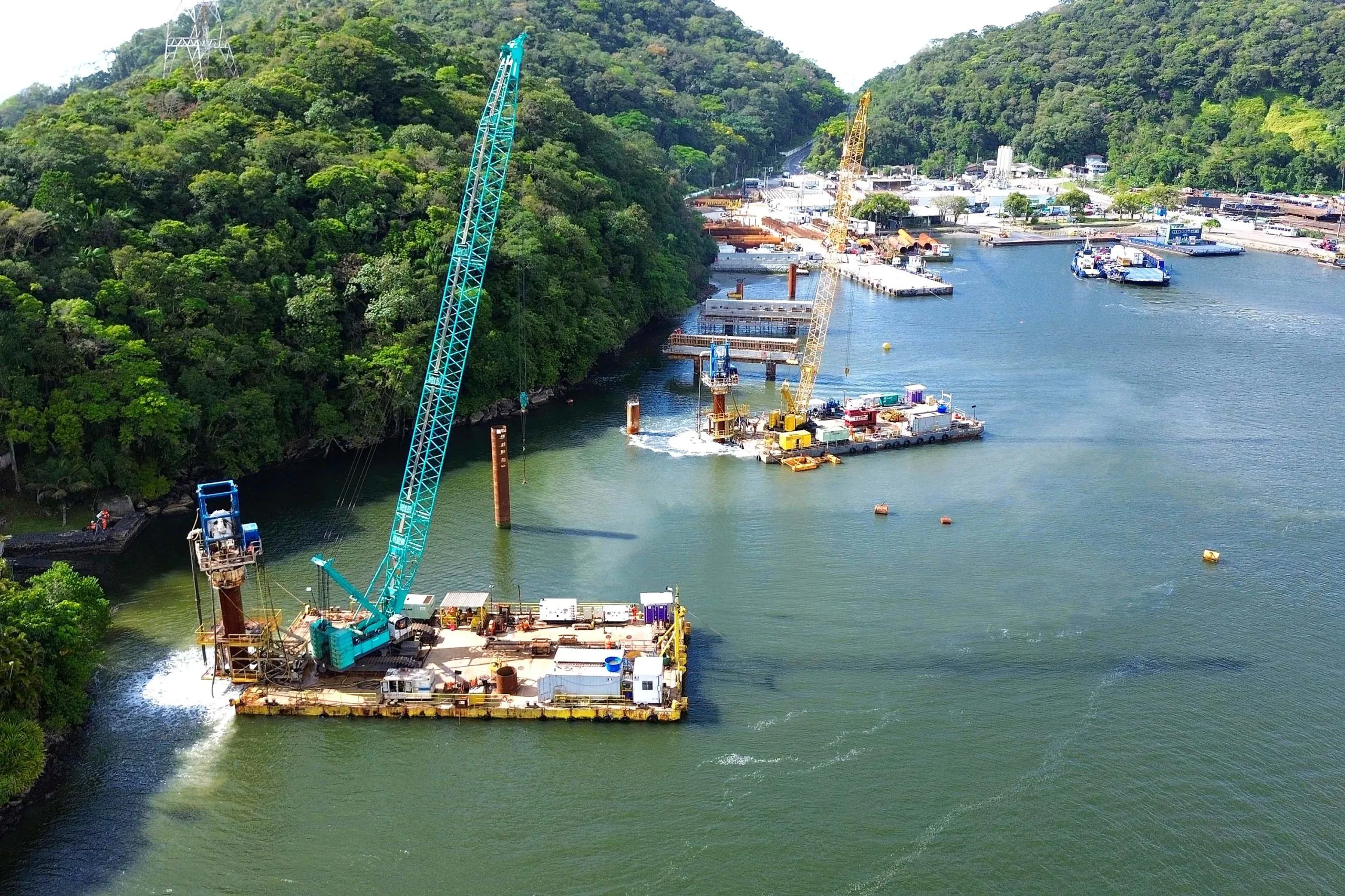 Obras da Ponte de Guaratuba, no Litoral do Paraná.