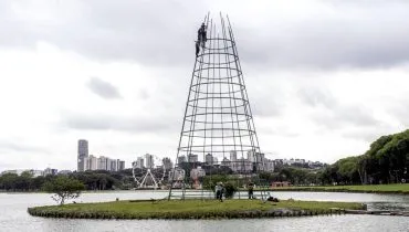 Natal em Curitiba: Árvore gigante começa a ser montada no Barigui lotada de tecnologia