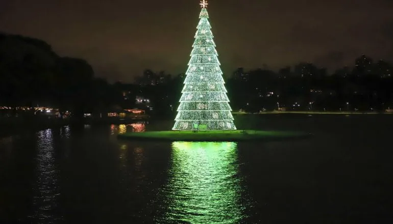 Imagem mostra a árvore de natal no Parque Barigui, em 2023.