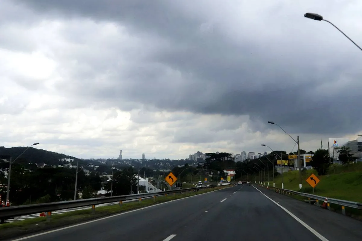 Imagem mostra o céu fechado em Curitiba