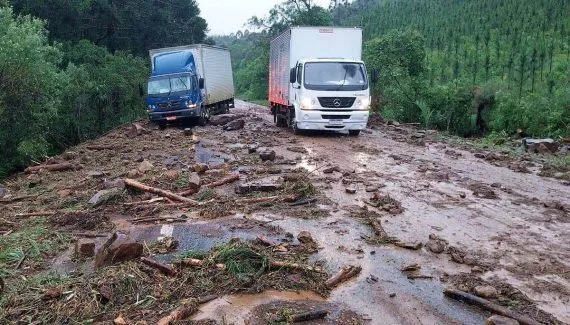 Chuva forte com enxurrada varre General Carneiro e deixa criança desaparecida