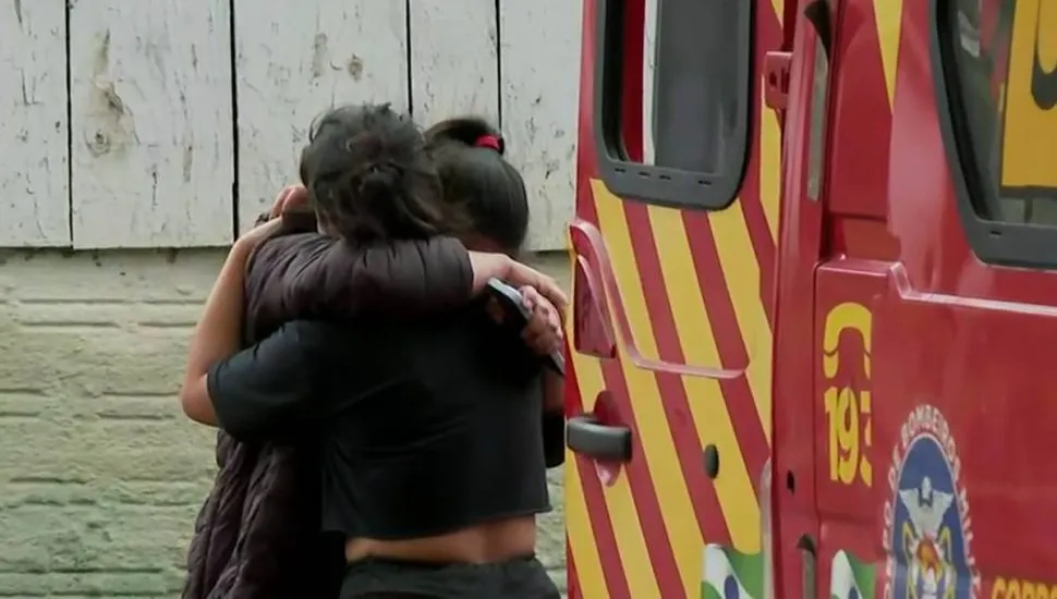 Imagem mostra duas mulheres se abraçando ao lado de uma ambulância do Corpo de Bombeiros em General Carneiro.