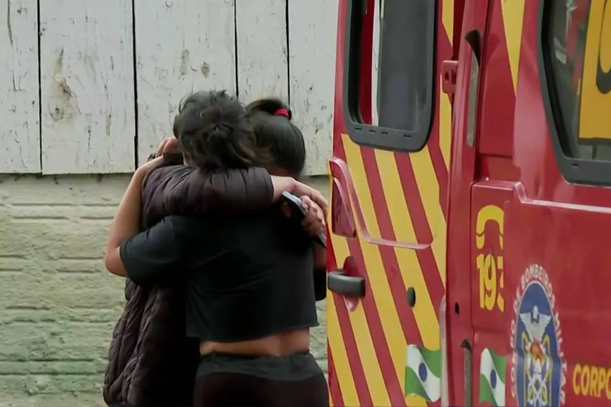 Imagem mostra duas mulheres se abraçando ao lado de uma ambulância do Corpo de Bombeiros em General Carneiro.