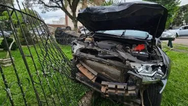 Grave acidente em bairro de Curitiba deixa dois feridos e carros destruídos; Vídeo!