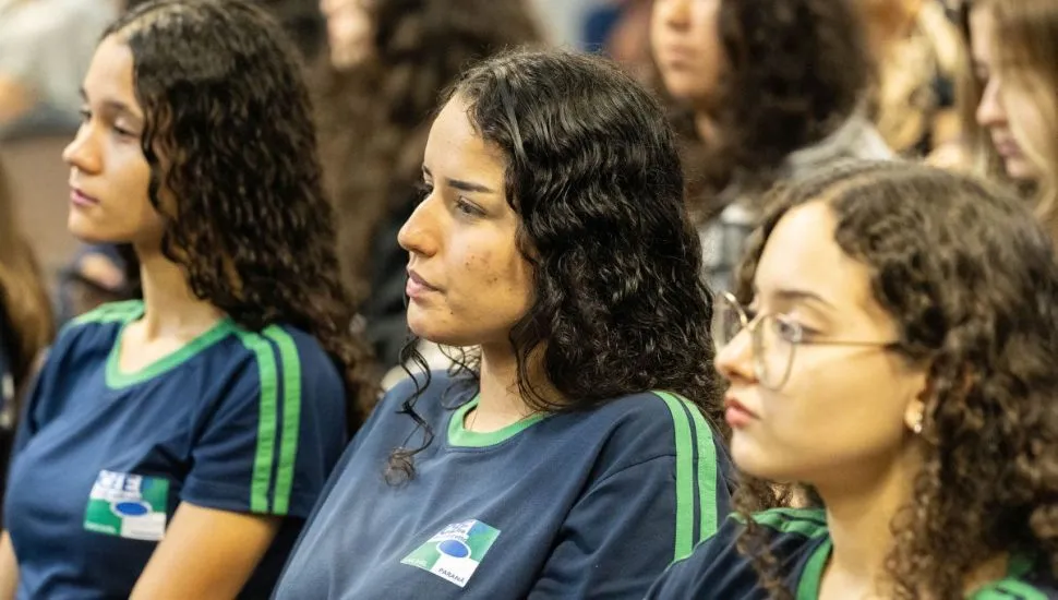 Na imagem, jovens alunas de escolas do Paraná