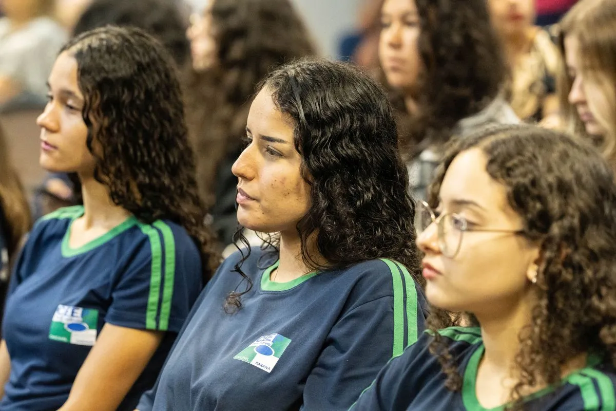 Na imagem, jovens alunas de escolas do Paraná