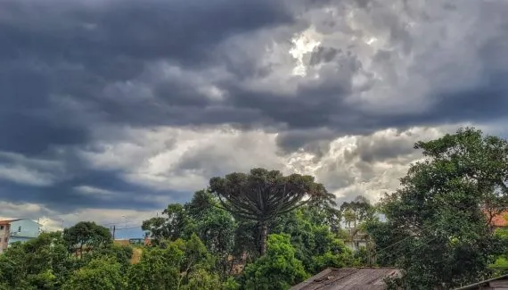 Atenção! Tempestade com ventos de até 100 km/h pode atingir Curitiba e litoral