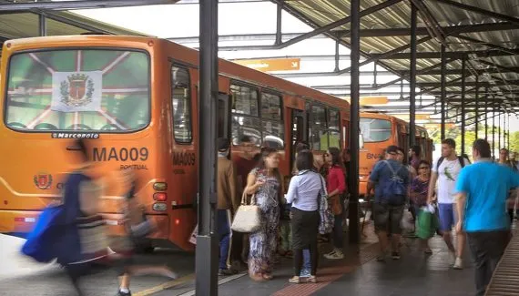 Linhas de ônibus de Curitiba têm reforço para o Enade e vestibular na PUCPR