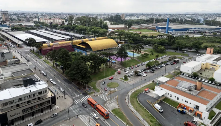 Imagem aérea do Terminal Pinheirinho e ruas no entorno