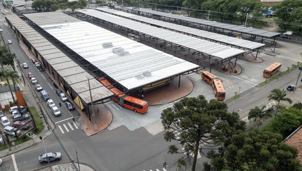 Imagem aérea do Terminal de ônibus Pinheirinho, em Curitiba.