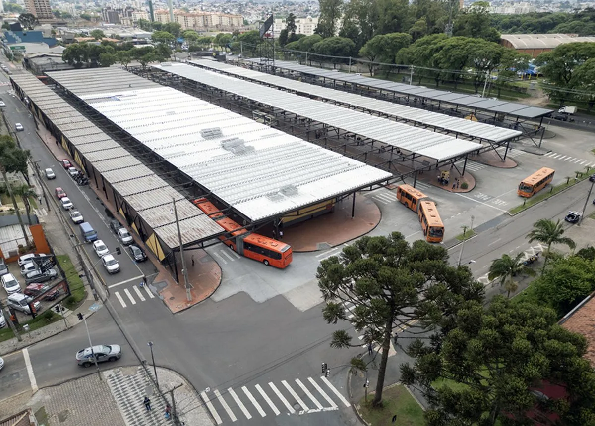 Imagem aérea do Terminal de ônibus Pinheirinho, em Curitiba.