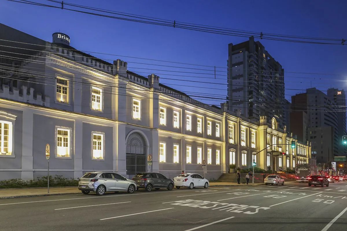 Na imagem, fachada do Shopping Curitiba