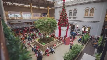 Na imagem, árvore e decoração de Natal no interior do Shopping Curitiba.