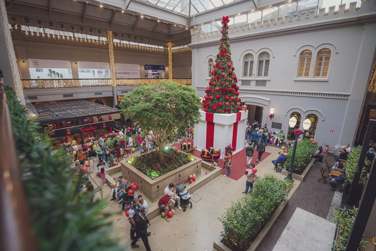 Na imagem, árvore e decoração de Natal no interior do Shopping Curitiba.