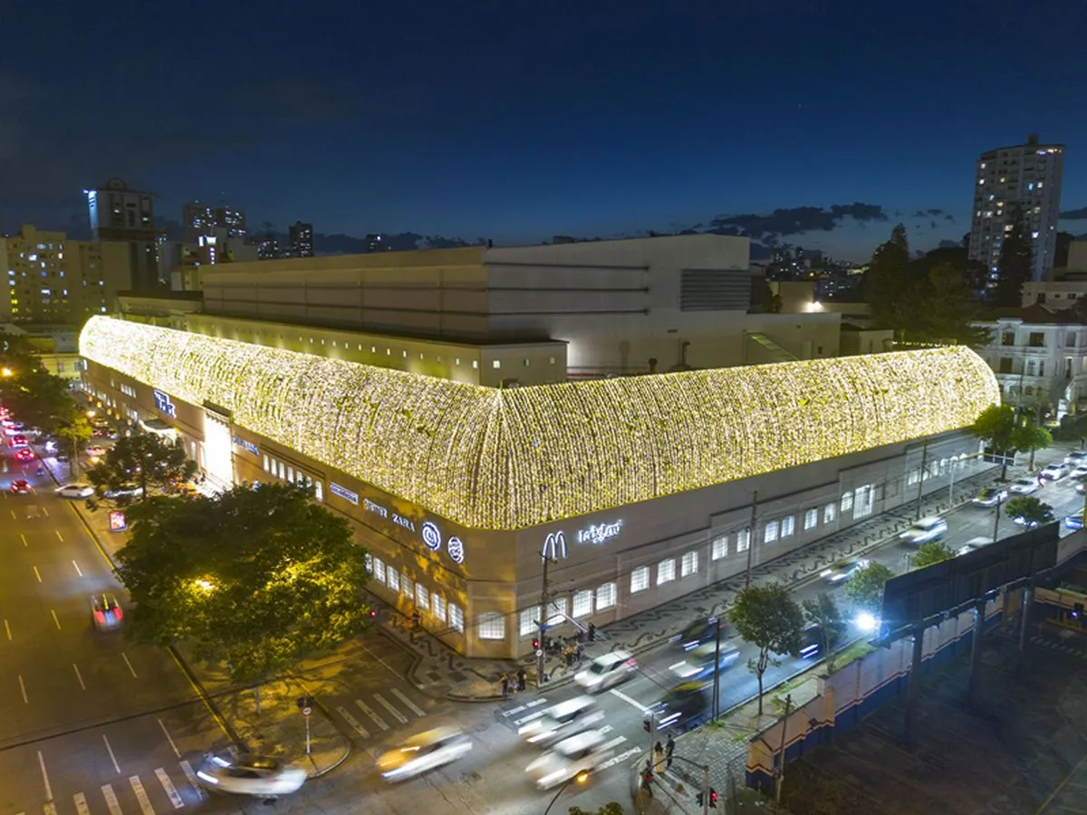 Na imagem, fachada iluminada do Shopping Mueller