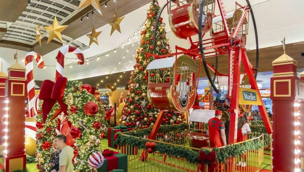 Na imagem, decoração e brinquedos de Natal do Shopping Mueller.