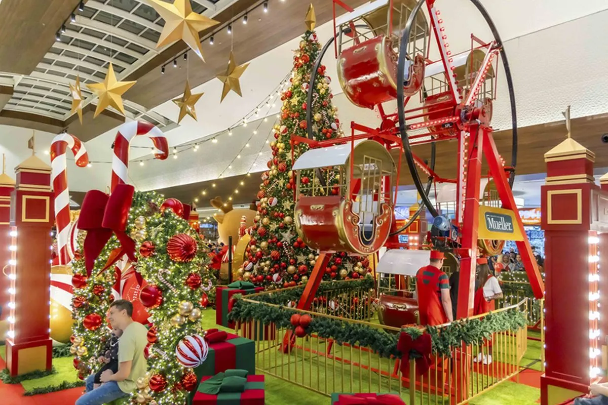 Na imagem, decoração e brinquedos de Natal do Shopping Mueller.