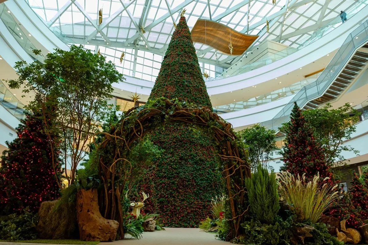 Na imagem, árvore de Natal no Shopping Pátio Batel