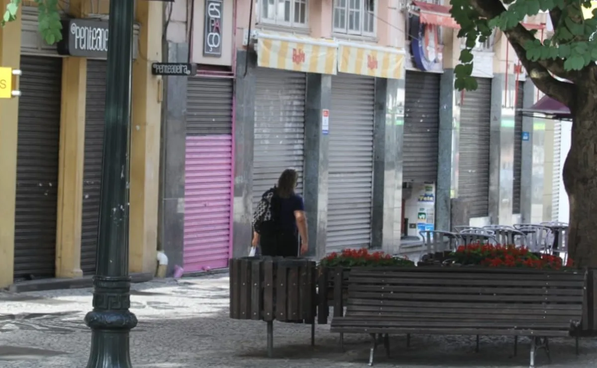 Na imagem, lojas fechadas na Calçadão da Rua XV, no Centro de Curitiba