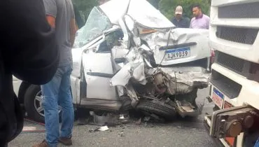 Contorno Leste fica horas bloqueado após carro ser prensado entre caminhões