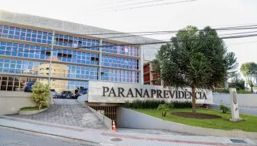 Na imagem, fachada do prédio da Paranaprevidência em Curitiba