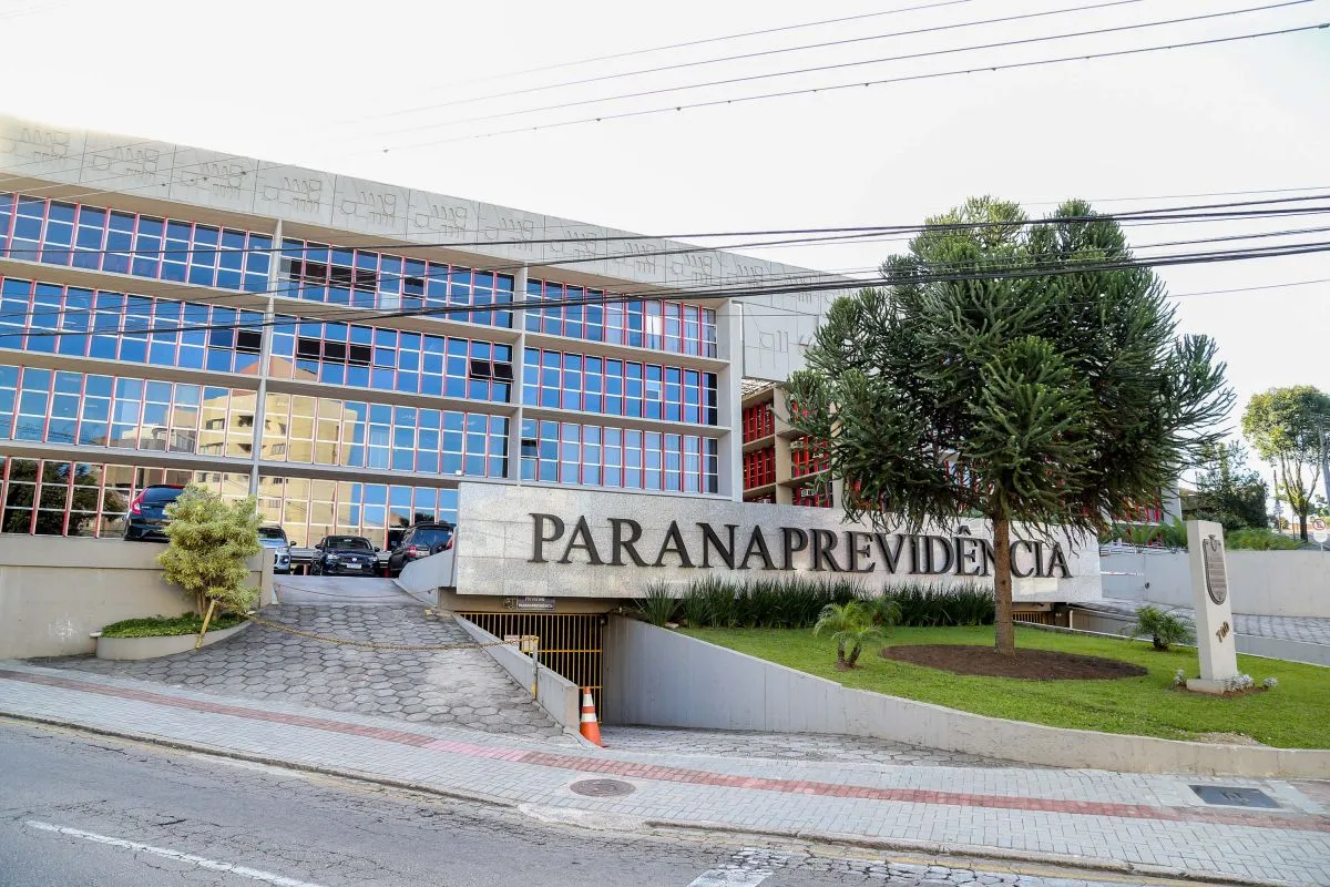 Na imagem, fachada do prédio da Paranaprevidência em Curitiba