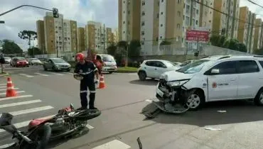 Grave acidente envolvendo carro da prefeitura de Curitiba mata motociclista