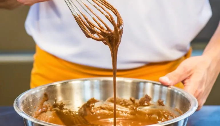 Como fazer o melhor bolo de chocolate de todos? Receita deliciosa! 