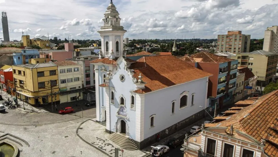 Na imagem aérea, a fachada da Igreja do Rosário dos Pretos, no Centro Histórico de Curitiba