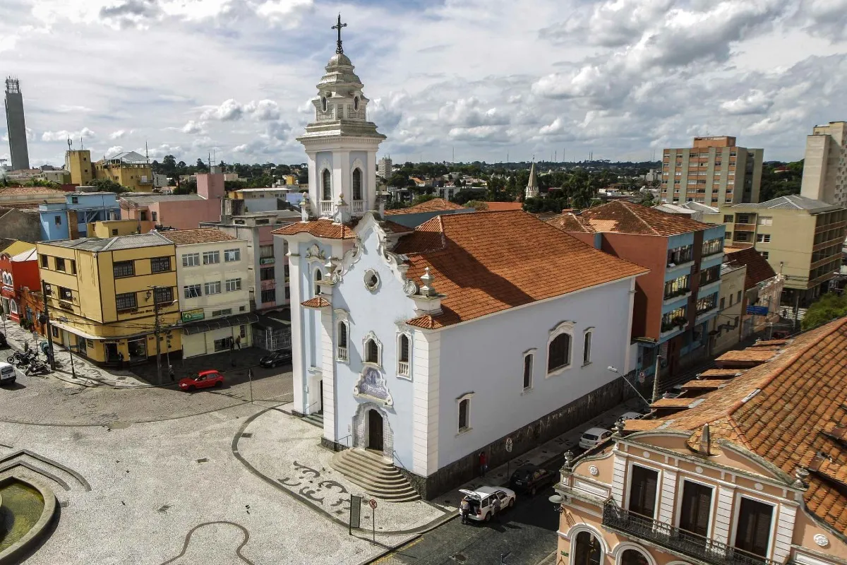 Na imagem aérea, a fachada da Igreja do Rosário dos Pretos, no Centro Histórico de Curitiba