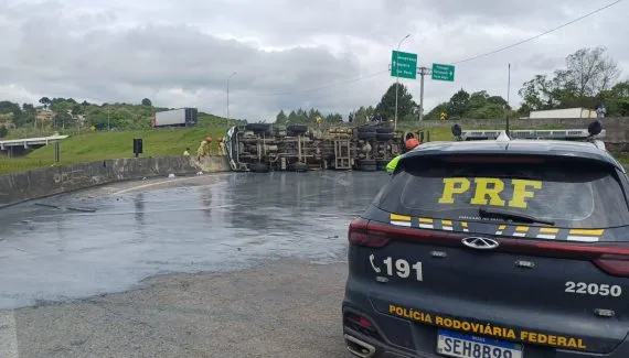 Caminhão tomba e derrama óleo sobre a BR-116; uma pessoa morreu