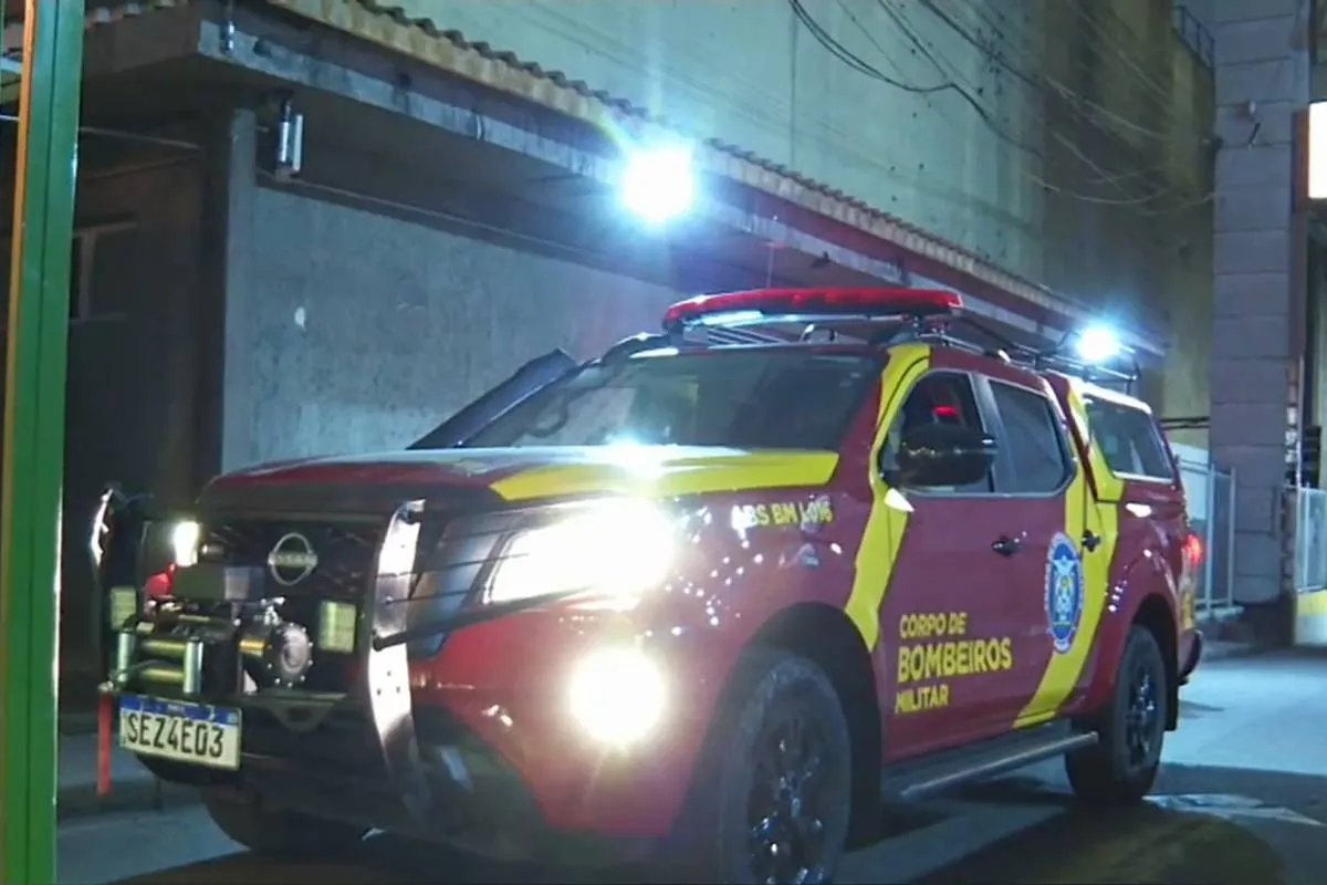 Imagem mostra uma viatura dos bombeiros a noite em um shopping de Curitiba.