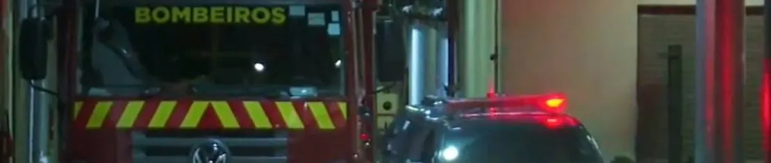 Imagem mostra uma viatura dos bombeiros e da Polícia Civil a noite em um shopping de Curitiba.