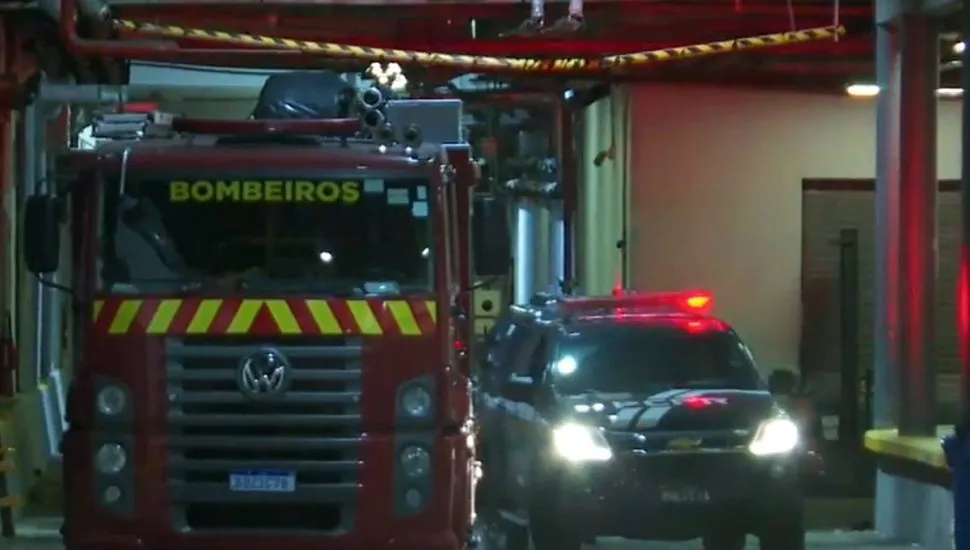 Imagem mostra uma viatura dos bombeiros e da Polícia Civil a noite em um shopping de Curitiba.