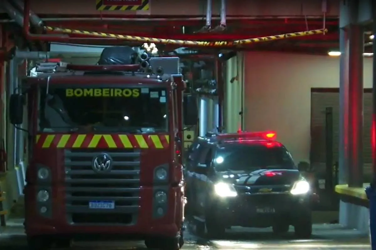 Imagem mostra uma viatura dos bombeiros e da Polícia Civil a noite em um shopping de Curitiba.