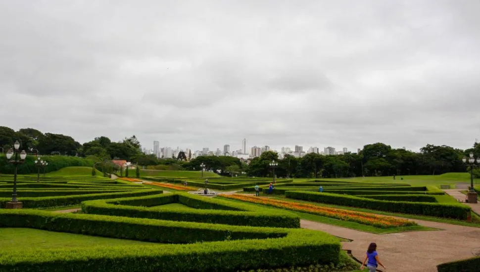 Imagem mostra o Jardim Botânico, em Curitiba, com céu nublado.