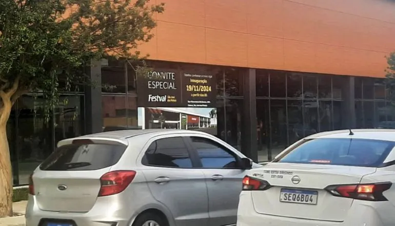 Imagem mostra parte da fachada de um novo supermercado na grande Curitiba.