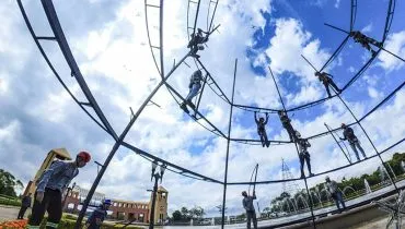 Cartão postal de Curitiba, Parque Tanguá ganha árvore girante para o Natal 2024