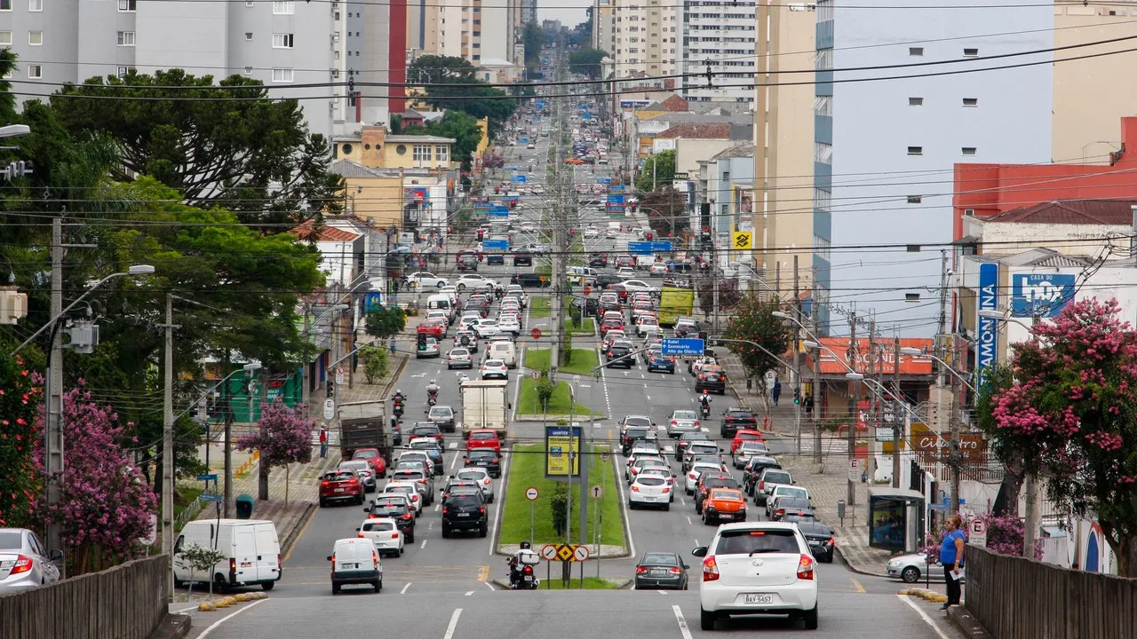 Avenida Visconde de Guarapuava, no Centro de Curitiba.