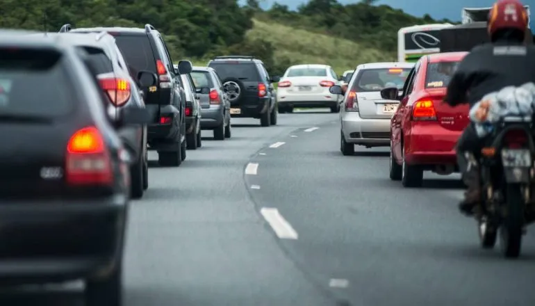 Estradas do Paraná estão com movimento intenso na volta do Litoral; tempo real