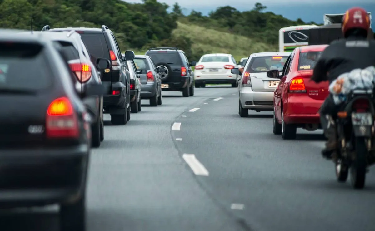 Na imagem, trânsito intenso de veículos em estrada do Paraná