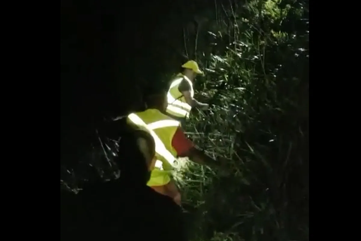 Na imagem, resgate de turista na Ilha do Mel, durante a noite.