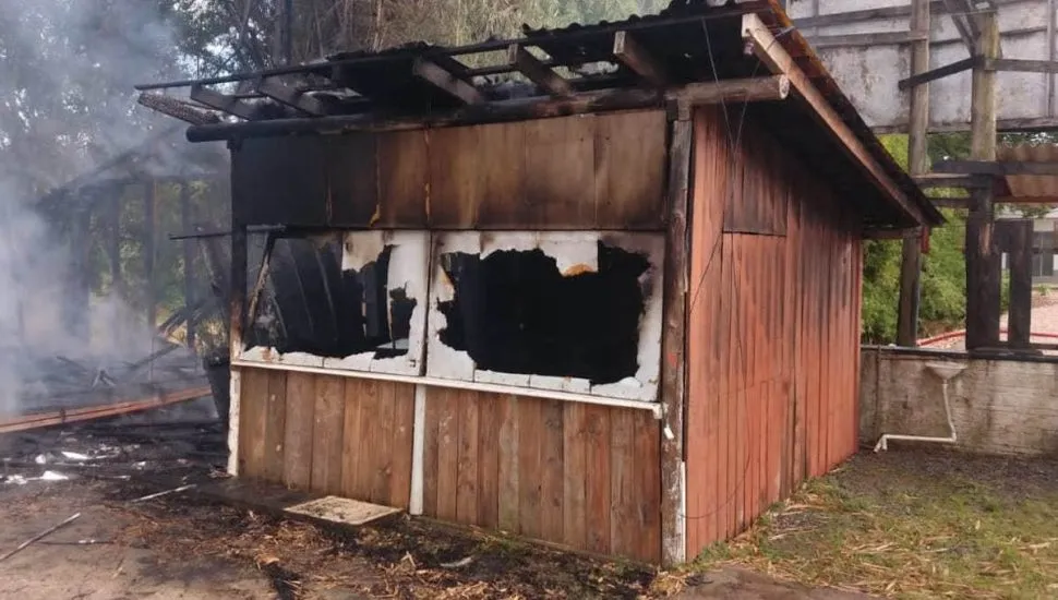 Na imagem, casa de madeira que foi incendiada em Rio do Sul