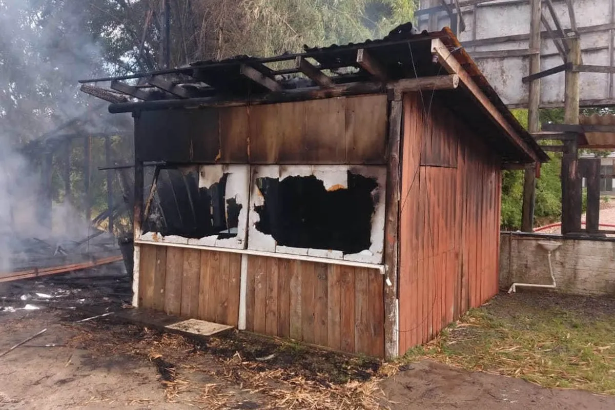 Na imagem, casa de madeira que foi incendiada em Rio do Sul