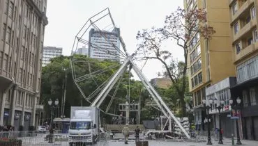 Roda-gigante de Natal é montada no Centro de Curitiba! Saiba quando abre ao público