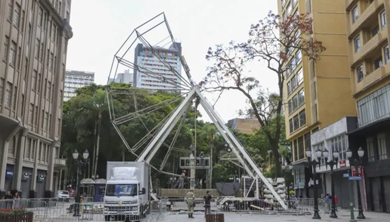 Roda-gigante de Natal é montada no Centro de Curitiba! Saiba quando abre ao público