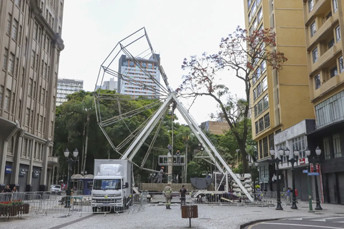 Na imagem, montagem de roda-gigante no calçadão da Rua XV, em Curitiba