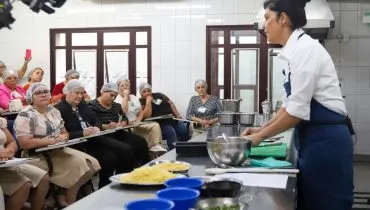 Chef de Curitiba eleita uma das melhores do mundo dá aula para merendeiras do PR