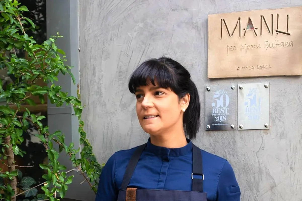 Na imagem, a Chef Manu Buffara na entrada de seu restaurante.